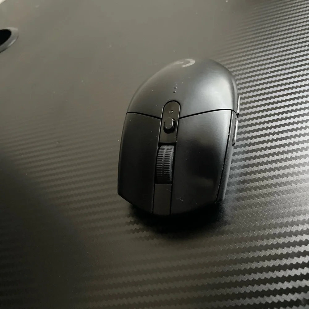 Logitech G305 Black Wireless Mouse it uses batteries.